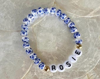 Pulsera de cerámica con nombre y flor azul / Pulsera con letras / Regalo personalizado / Pulsera personalizada