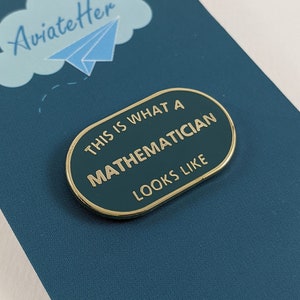 So sieht ein Mathematiker aus Emaille Pin Anstecker Rennwagen Grün & Gold