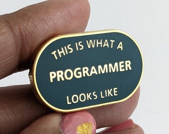 これがプログラマーの姿です エナメルピンバッジ - レースカー グリーン & ゴールド