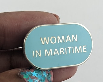 Badge vrouw op maritieme emaille pin - mintgroen en zilver
