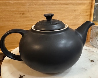 Le Creuset Ceramic Teapot 1.3L Matte Black | Classic French Design | Heat Retaining | Elegant Modern Teaware | Handwash Only