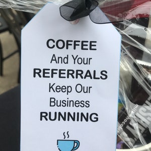 コーヒーとあなたの紹介が私たちのビジネスを支えています。コーヒーの立ち寄り、紹介の立ち寄り、クライアントタグ、タグの裏に名刺を添付