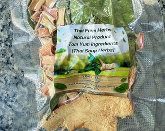 Può includere: Una confezione di plastica trasparente contenente erbe tailandesi essiccate per la zuppa Tom Yum. La confezione include galanga essiccato, citronella e foglie di kaffir. L'etichetta recita "Thai Farm Herbs Natural Product Tom Yum ingredients (Thai Soup Herbs)."