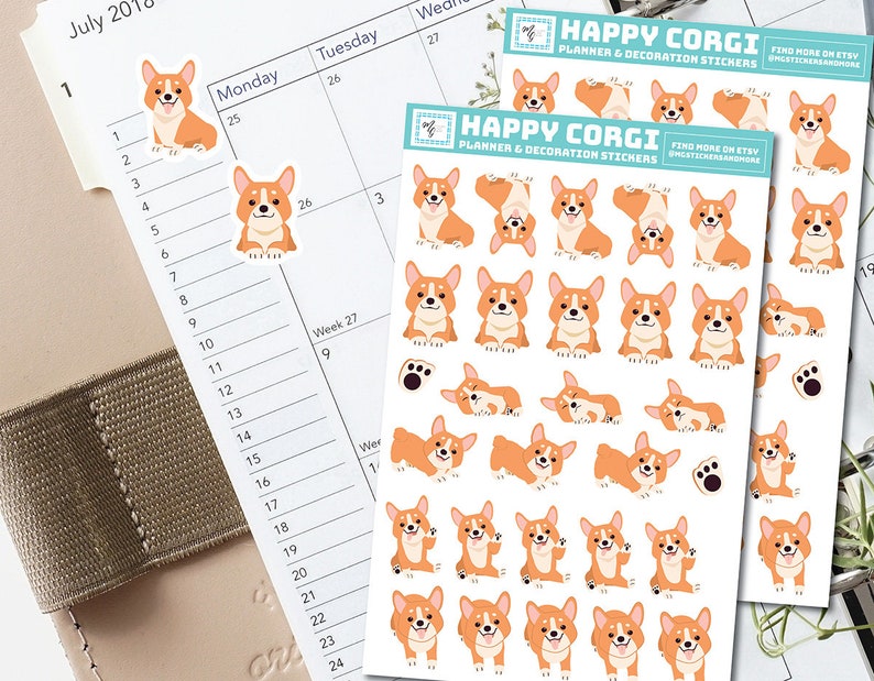 Puede incluir: Dos hojas de pegatinas para planificadores con adorables Corgis de dibujos animados en varias poses. Las pegatinas son blancas con un borde azul claro y el texto "Happy Corgi Planner & Decoration Stickers" en la parte superior. El texto "Find more on Etsy @STICKERSANDMORE" tambi&eacute;n est&aacute; incluido en cada hoja.