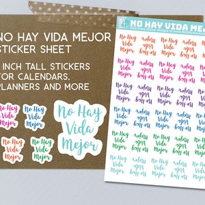 Könnte beinhalten: Eine Sticker-Tafel mit 2,5 cm hohen Stickern, auf denen "No Hay Vida Mejor" in verschiedenen Farben steht. Die Sticker sind perfekt für Planer, Kalender und mehr.