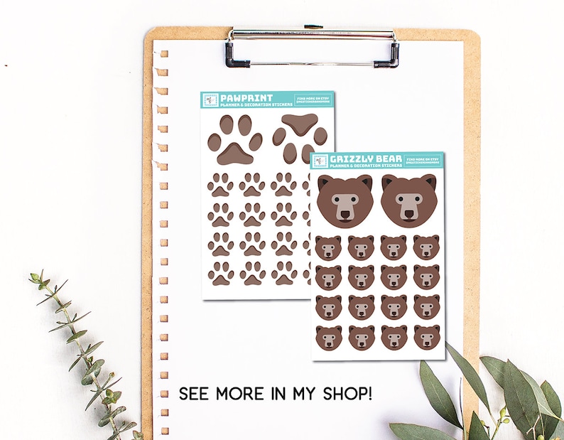 Puede incluir: Dos hojas de pegatinas para planificadores y decoraci&oacute;n. Una hoja presenta huellas de patas marrones sobre un fondo blanco. La otra hoja presenta caras de osos grizzly marrones sobre un fondo blanco. El texto "PAWPRINT" y "GRIZZLY BEAR" est&aacute; impreso en las hojas. El texto "SEE MORE IN MY SHOP!" est&aacute; impreso debajo de las hojas.