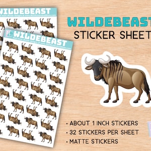 Könnte beinhalten: Eine Bogen mit 32 matten Gnu-Stickern, jeder etwa 2,5 cm groß. Die Sticker zeigen eine braune und schwarze Gnu-Illustration. Der Text "WILDEBEAST STICKER SHEET" befindet sich oben auf dem Bogen.