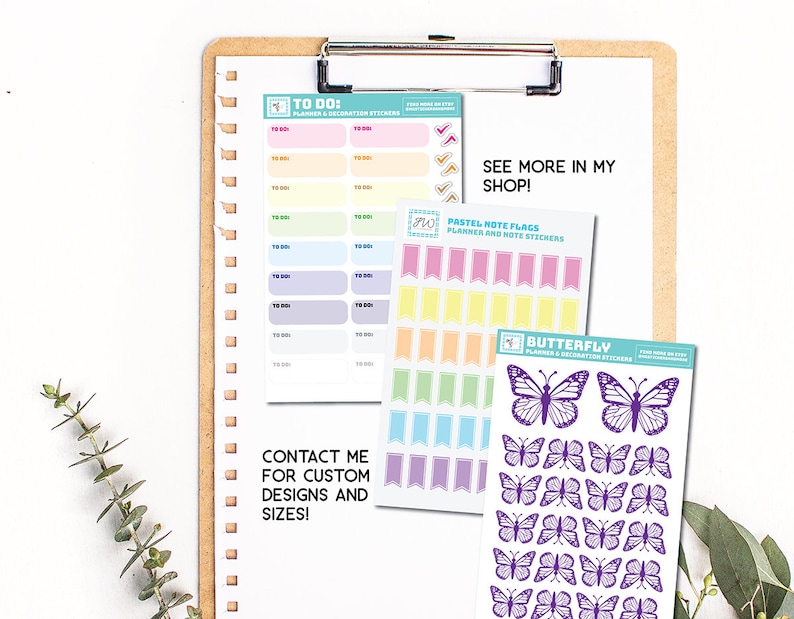 Puede incluir: Un conjunto de pegatinas coloridas para planificadores y notas con una variedad de dise&ntilde;os, que incluyen listas de tareas, banderas de notas pastel y mariposas. Las pegatinas son perfectas para organizar y decorar planificadores, diarios y otros art&iacute;culos de papel.