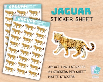Puede incluir: Una hoja de 24 pegatinas de papel mate con un diseño de jaguar. Cada pegatina mide aproximadamente 2,5 cm. La hoja tiene el texto "JAGUAR STICKER SHEET" impreso en ella.