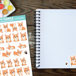 Puede incluir: Una hoja de pegatinas con una variedad de adorables corgis de dibujos animados en diferentes poses. Las pegatinas est&aacute;n etiquetadas como "Happy Corgi Planner & Decoration Stickers".