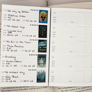 K&ouml;nnte beinhalten: Offenes Buch mit einem Lesetagebuch. Eintr&auml;ge umfassen Buchtitel wie "The Song of Achilles" und "The Gilded Cage" mit Autorennamen, Seitenzahlen und Daten. Kleine Buchcover-Bilder sind enthalten.