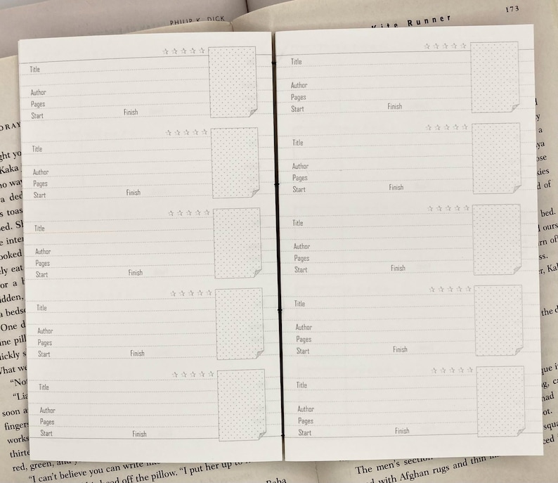 K&ouml;nnte beinhalten: Ein leeres Buchjournal mit linierten Seiten zur Aufzeichnung von Buchtiteln, Autoren und Bewertungen. Das Journal hat ein einfaches Layout mit Feldern f&uuml;r Start- und Enddaten sowie einen Abschnitt f&uuml;r Notizen. Die Seiten sind wei&szlig; mit einem gepunkteten Design.