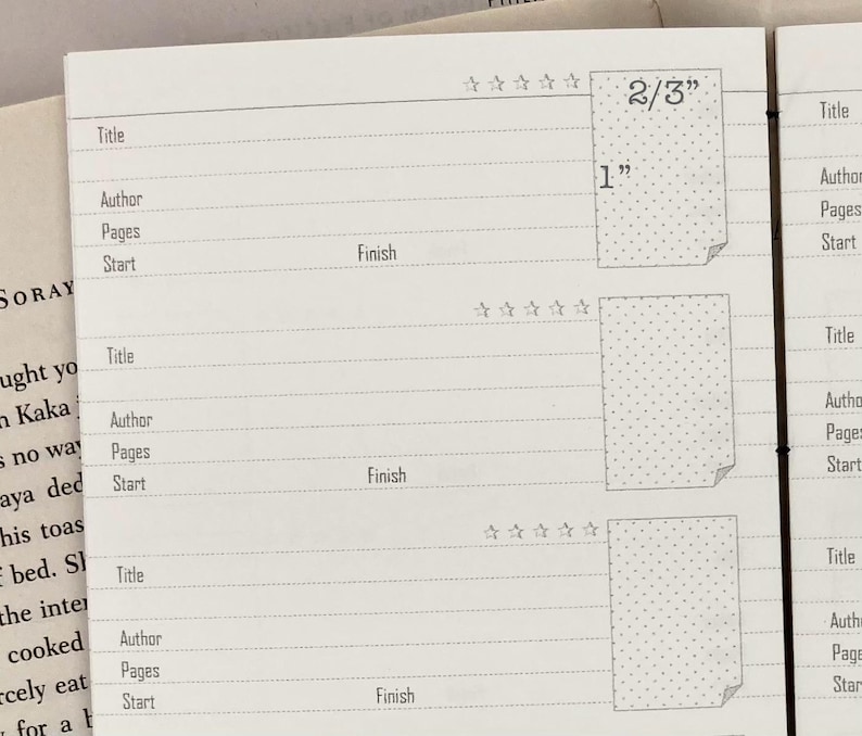 K&ouml;nnte beinhalten: Nahaufnahme einer Notizbuchseite mit gepunkteten Aufklebern mit abgerissenen Ecken. Der obere Aufkleber tr&auml;gt die Aufschrift "2/3"" und "1"" (ca. 2,5 cm). Die Seite enth&auml;lt Zeilen f&uuml;r "Titel", "Autor", "Seiten", "Start" und "Ende".
