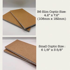 K&ouml;nnte beinhalten: Zwei braune Notizb&uuml;cher mit wei&szlig; umrandeten Seiten sind auf einer wei&szlig;en Oberfl&auml;che gestapelt. Der Text gibt die B6 Slim Coptic-Gr&ouml;&szlig;e mit 108 mm x 182 mm und die Small Coptic-Gr&ouml;&szlig;e mit 6 1/8" x 3 5/8" an.