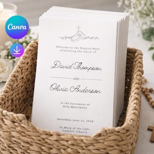 以下が含まれることがあります： 白い結婚式のプログラムの束が、柳のバスケットに入っています。プログラムには、David Thompson と Olivia Anderson の名前、結婚式の日付、教会がエレガントな筆記体で書かれています。背景にはキャンドルと花があります。