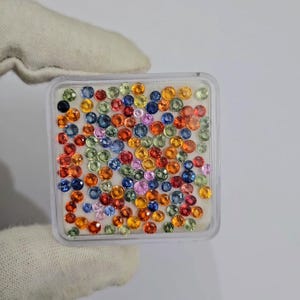 Multi-saffier, ronde steen van 2 tot 3 mm, natuurlijke edelsteen met meerdere saffier, gefacetteerde losse saffiersteen, lot voor sieradenliefhebbers.