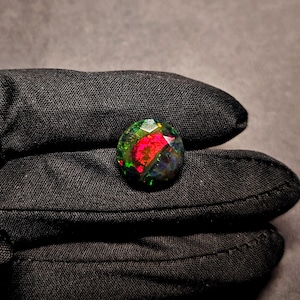 Opale noire ronde de 13,5 mm taillée, opale noire d&#39;Éthiopie taillée, opale noire naturelle à facettes multi-feu en vrac pour la fabrication de bijoux.