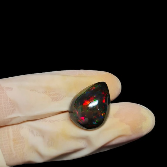 Cabochon poire opale d'Éthiopie noire : pierre précieuse
