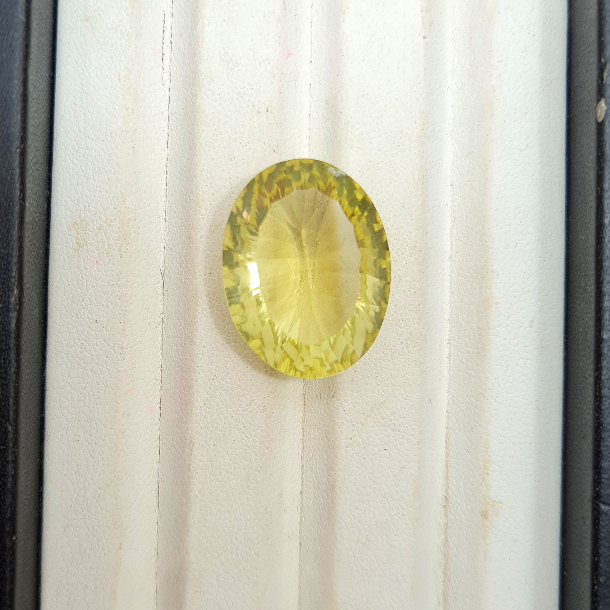 Quartz Citron (Lemon Quartz) Naturel 26,98 Carats - Certifié AIGS - Provenance Brésil - Taille Coussins