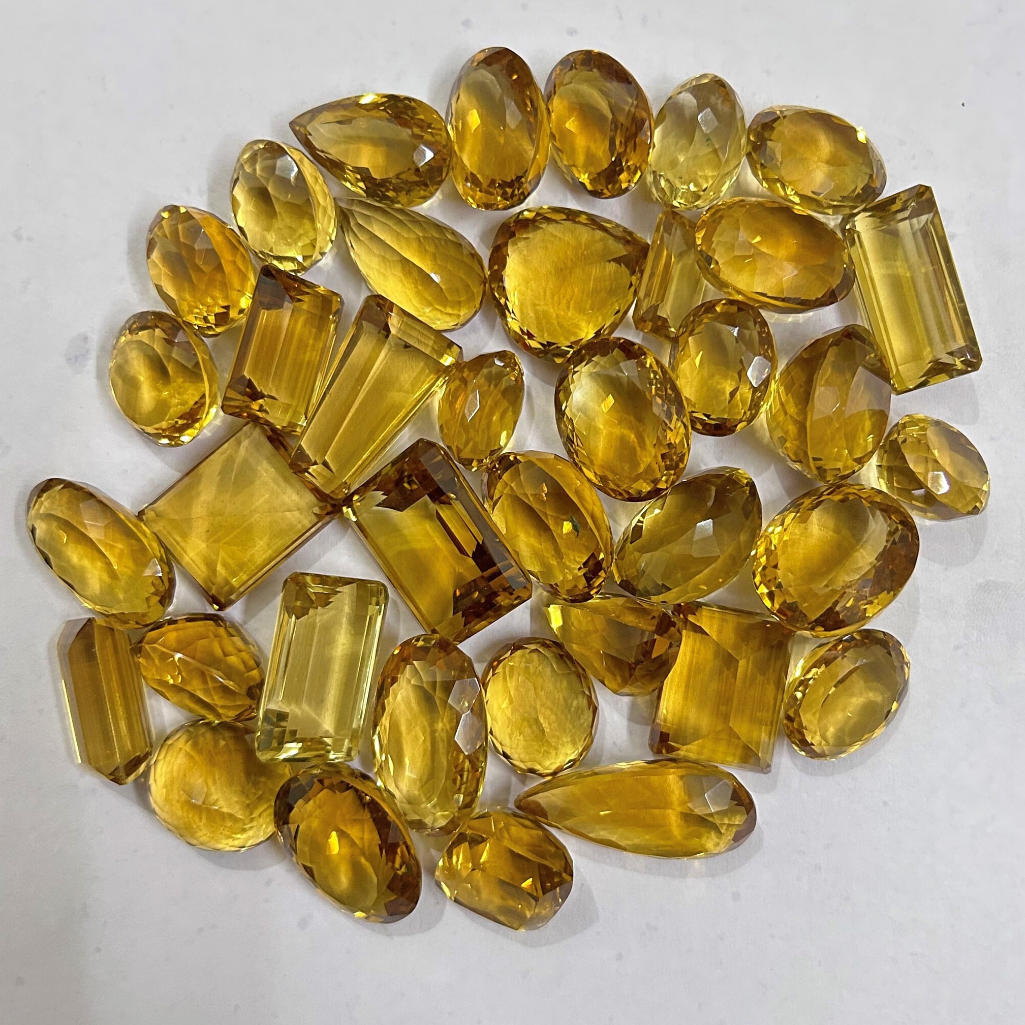 Grosse Pierre Précieuse Citrine Lab-créée 111,20 Carats, Taille Cube - AAA+ Inde