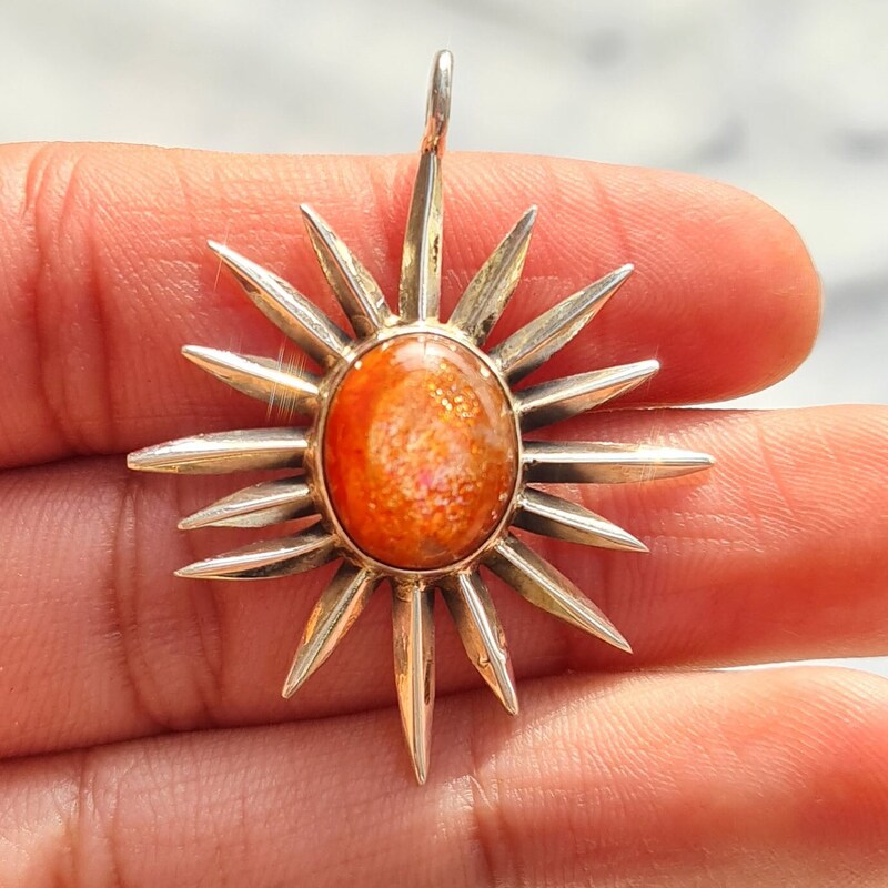 MAANESTEN Sunstone Fire Pendant
