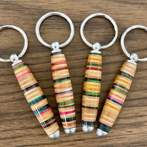 Recycled Skateboard Keychain, Geschenk für Skater, Recycled Skateboard Geschenk, Upcycled Skateboards