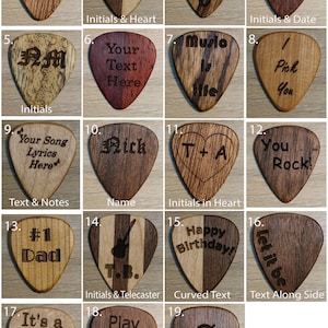 Puede incluir: Una colecci&oacute;n de diecinueve p&uacute;as de guitarra de madera con varios dise&ntilde;os grabados. Las p&uacute;as presentan texto como "Your Text Here", iniciales, fechas y frases como "Music is life" y "Happy Birthday!"