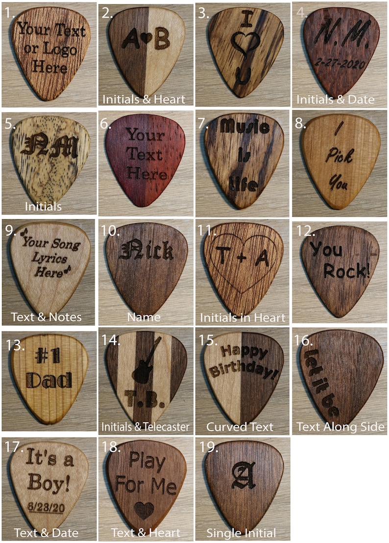 Puede incluir: Una colecci&oacute;n de diecinueve p&uacute;as de guitarra de madera con varios dise&ntilde;os grabados. Las p&uacute;as presentan texto como "Your Text Here", iniciales, fechas y frases como "Music is life" y "Happy Birthday!"