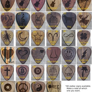 Puede incluir: Una colecci&oacute;n de p&uacute;as de guitarra de madera con varios dise&ntilde;os grabados, incluyendo instrumentos musicales, s&iacute;mbolos e iconos. Las p&uacute;as presentan im&aacute;genes de guitarras, una radio, un perro, una carita sonriente y m&aacute;s. El texto en la imagen dice: "Todos los signos del zodiaco disponibles."