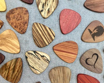 Púa de guitarra hecha a mano, púa de madera personalizada, regalo para el 5.º aniversario.