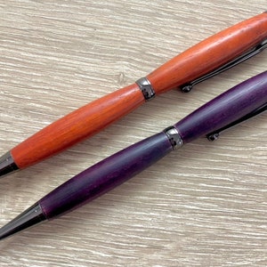 Handgemaakte houten pennen set van twee, unieke balpen paarshart en padauk, kleurrijk schrijverscadeau, handgemaakte draaipen, hervulbare pen