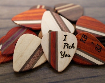 Púa de guitarra de madera personalizada, regalo hecho a mano para músico, collar personalizado, llavero único grabable, púa grabada