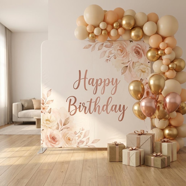 K&ouml;nnte beinhalten: Eine Geburtstags-Kulisse mit dem Schriftzug "Happy Birthday" in Ros&eacute;gold, floralen Mustern und einem Ballonbogen in Creme, Pfirsich und Gold. Geschenkboxen am Boden schaffen eine festliche Atmosph&auml;re.