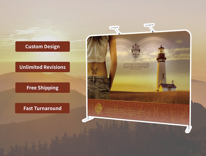 K&ouml;nnte beinhalten: Ein gro&szlig;er wei&szlig;er Display-St&auml;nder mit einem gedruckten Grafik eines Leuchtturms bei Sonnenuntergang. Das Bild enth&auml;lt Textfelder mit den Worten "Custom Design", "Unlimited Revisions" und "Fast Turnaround". Der Hintergrund zeigt eine Bergkette.