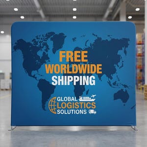 K&ouml;nnte beinhalten: Ein blauer Hintergrund mit einer Weltkarte und dem Text "FREE WORLDWIDE SHIPPING" in Orange und Wei&szlig;. Das Logo von "GLOBAL LOGISTICS SOLUTIONS" ist ebenfalls abgebildet. Der Hintergrund befindet sich in einem Lagerhaus.