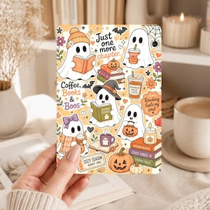 Peut inclure: Une planche d'autocollants rectangulaire avec un motif de fantômes, citrouilles, livres et tasses de café dans des tons orange, violet et crème. Le texte inclut "Just one more chapter...", "Coffee, Books & Boos", "Pumpkin Spice Latte", "Reading fuels my soul" et "Cozy Season".