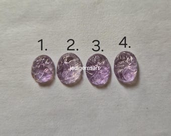 Könnte beinhalten: Vier ovale, geschnitzte Amethyst-Edelsteine. Jeder Edelstein hat einen anderen Lilaton und weist ein Blumendesign auf. Die Edelsteine sind von 1 bis 4 nummeriert. Der Hintergrund ist hellgrau.