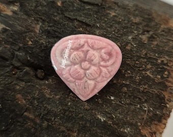 Lazuli di rodocrosite naturale al 100% intagliati. Intaglio di rodocrosite rosa, creazione di pietre preziose e creazione di gioielli.