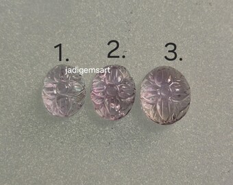 Könnte beinhalten: Drei oval geformte, geschnitzte Edelsteine in verschiedenen Lilatönen. Jeder Stein weist ein Blumenmuster auf. Die Edelsteine sind mit 1, 2 und 3 nummeriert. Der Text "jadigemsart" ist ebenfalls sichtbar.