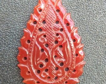 Handgeschnitzter Roter Onyx Edelstein, Birnenform (59 x 34 mm)