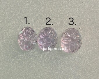 Könnte beinhalten: Drei ovale, geschnitzte Edelsteine mit floralen Designs. Die Edelsteine haben eine blasslavendelfarbene Farbe und sind mit 1, 2 und 3 nummeriert. Der Hintergrund ist hellgrau. Der Text "jadigemsart" ist sichtbar.