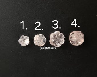 Puede incluir: Cuatro cuentas claras de cuarzo en forma de flor de diferentes tamaños se muestran sobre un fondo oscuro. Las cuentas están numeradas del 1 al 4. El texto "jadigemsart" es visible.