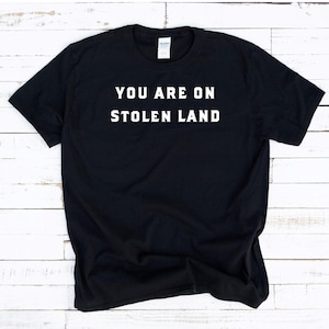 Maglietta unisex "Sei su Stolen Land"