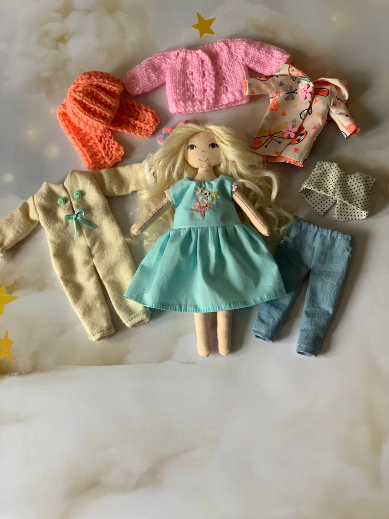 ensemble de poupées avec vêtements, poupée faite main, cadeau pour fille, poupée avec vêtements, poupée de jeu en textile, poupée image 10