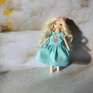 ensemble de poupées avec vêtements, poupée faite main, cadeau pour fille, poupée avec vêtements, poupée de jeu en textile, poupée image 1