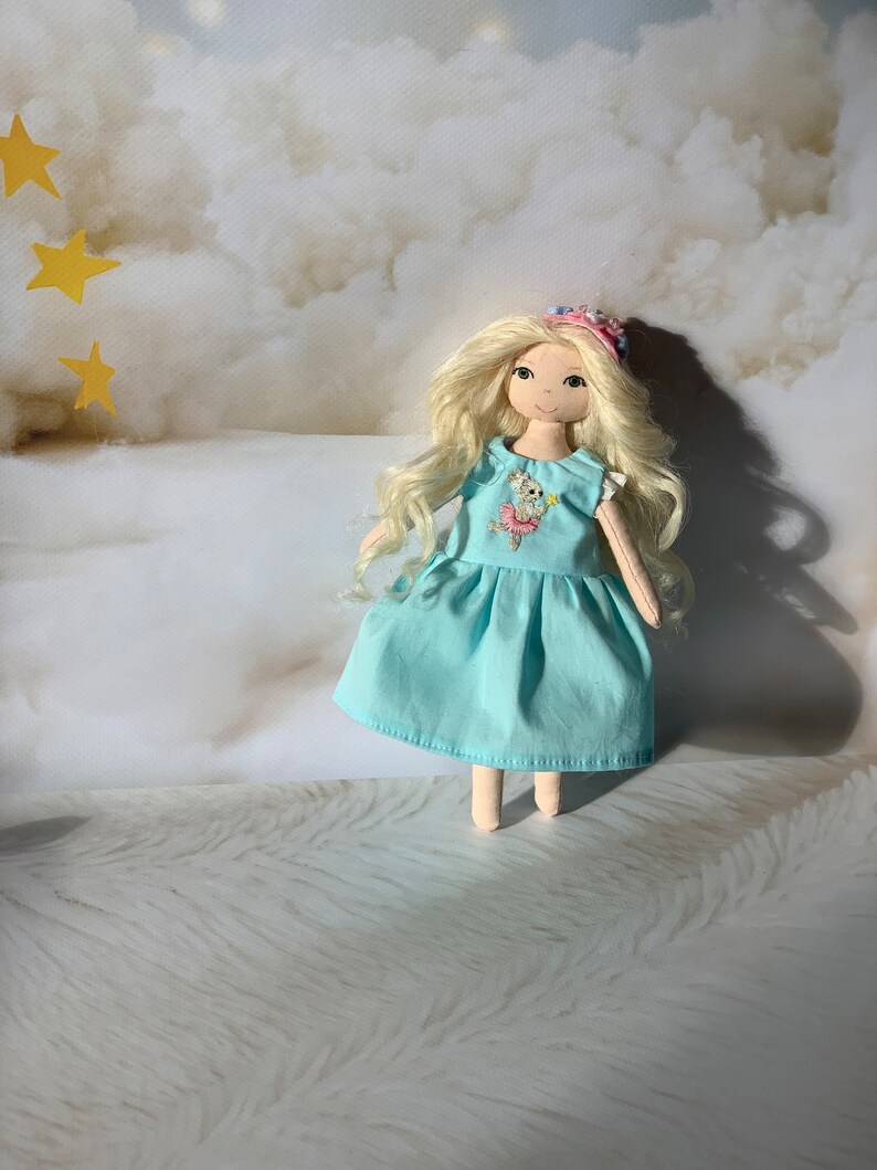 ensemble de poupées avec vêtements, poupée faite main, cadeau pour fille, poupée avec vêtements, poupée de jeu en textile, poupée image 1