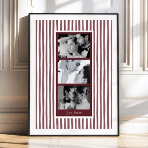 Op de afbeelding: Een ingelijste verticale poster met een witte achtergrond en donkerrode verticale strepen. In het midden staan drie gestapelde zwart-witfoto's van een koppel in avondkleding. Onderaan het fotopaneel staat de tekst Love forever.