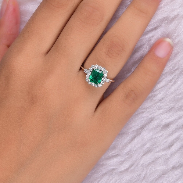 Anel com halo em ouro 18 quilates, esmeralda zambiana e diamantes