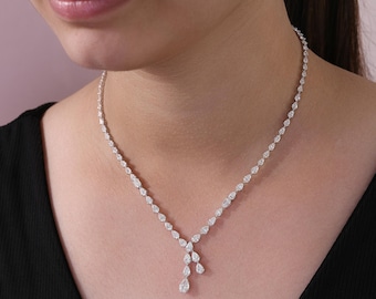 Collana a Y con diamanti naturali da 11,73 carati in oro bianco 18 carati, con pendente a goccia di diamanti taglio a pera e smeraldo, gioiello di tendenza certificato HRD Antwerp.