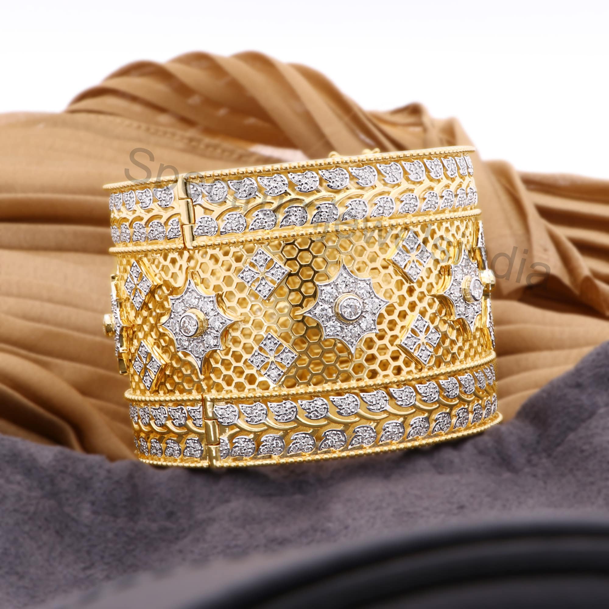 Honeycomb Diamond Bangle, 8.90 Carat, 18K Yellow Gold Bridal